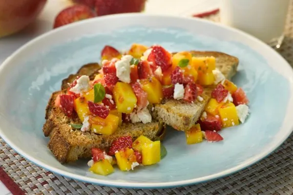 Aardbei-mango-fetatoastjes