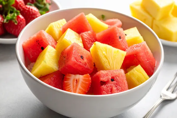 Aardbeien-, watermeloen- en ananassalade