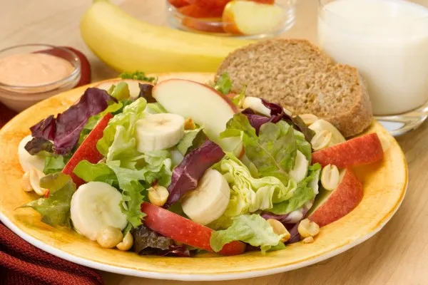 Appel-bananensalade met pinda's