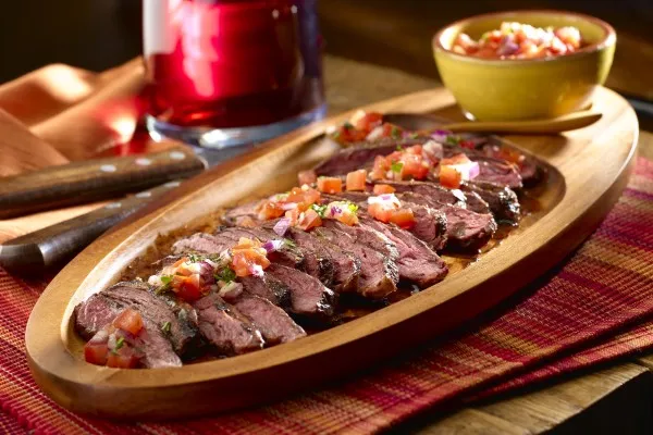 Argentijnse gegrilde biefstuk met salsa criolla