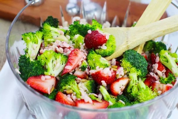 Broccoli-aardbeiensalade met orzo