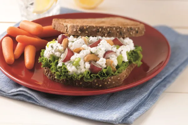 Broodje druiven-cashewsalade