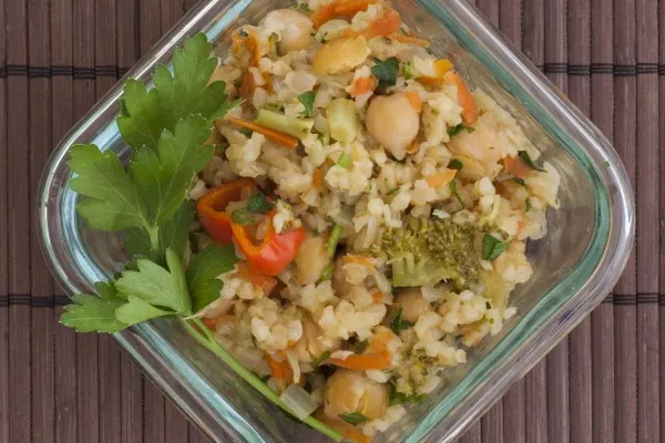 Bulgursalade met groente en kikkererwten