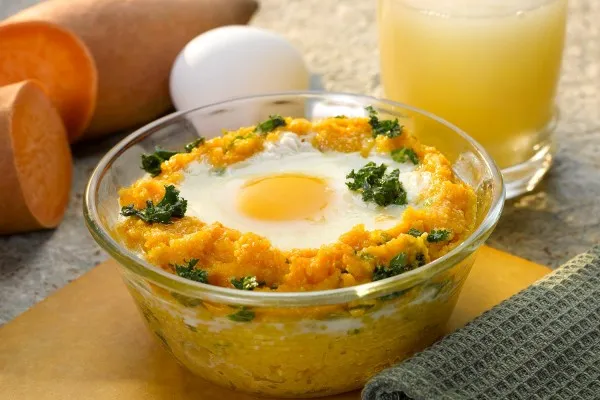 Eieren op boerenkool met zoete-aardappelgrits