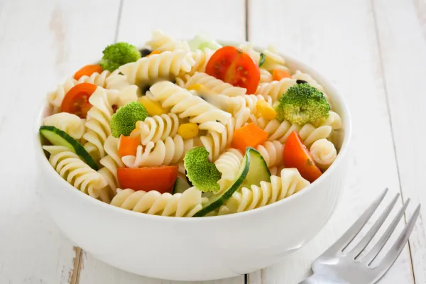 Frisse, knapperige pasta-groentesalade