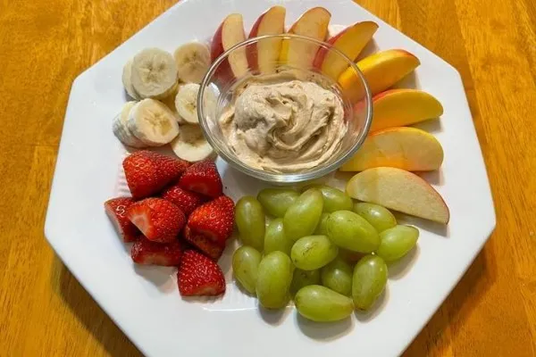 Fruit met pindakaasdip