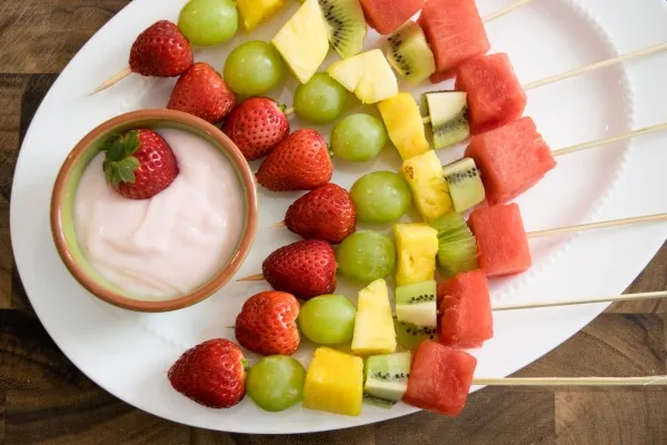 Fruitspiesjes met yoghurtdip