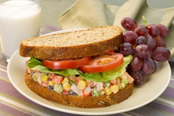 Garnalenconfettisalade sandwich met druiven