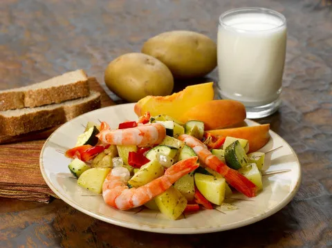 Garnalensauté met gele aardappel en rode paprika