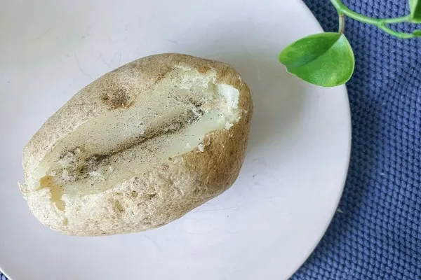 Gebakken aardappel uit de magnetron