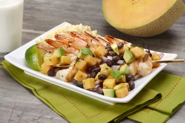 Gegrilde garnalen met meloen-avocadosalsa