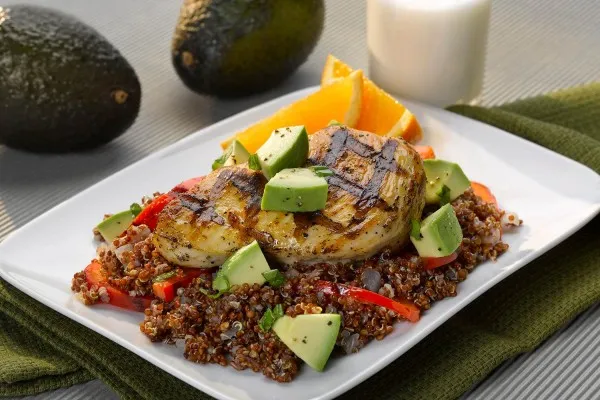 Gegrilde kip en avocado quinoapilaf