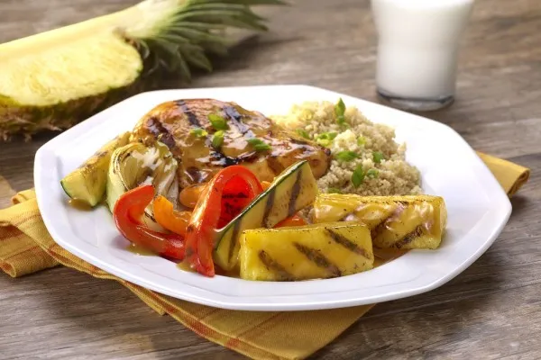 Gegrilde kip met ananas-gemberglazuur, courgette en paprika