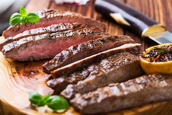 Gegrilde rundersteak met kruiden