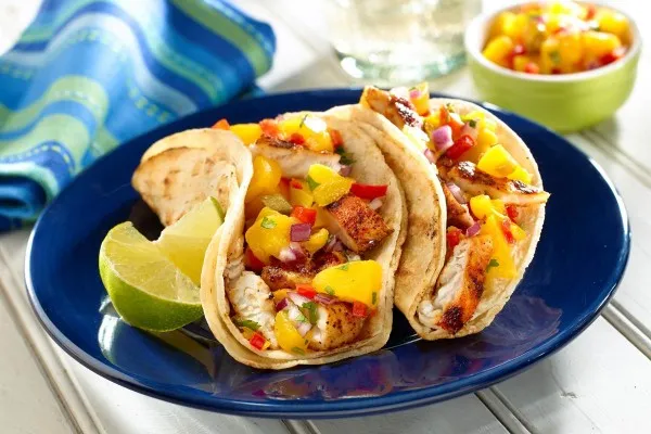 Gegrilde vistaco's met perziksalsa