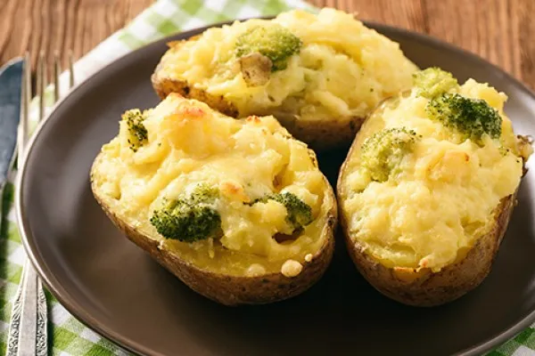 Gepofte aardappels met broccoli