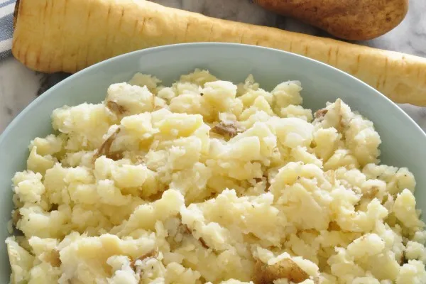 Gestampte pastinaak en aardappel