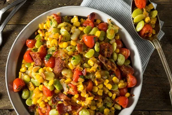 Hartige en pittige succotash met rundergehakt