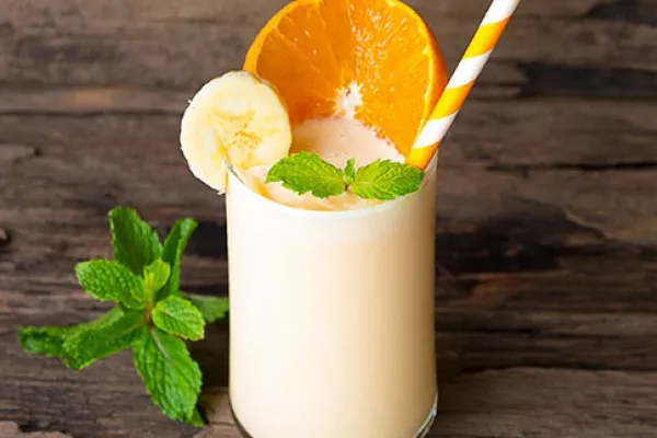 IJskoude sinaasappel-banaansmoothie