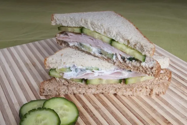 Kalkoen-komkommersandwich