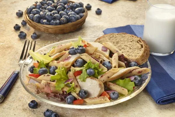 Kippenpastasalade met blauwe bessen en veldsla