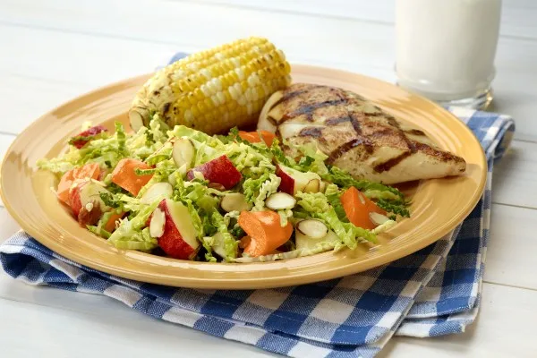 Koolsalade met paprika en appel