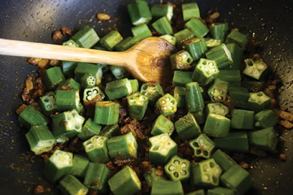Licht gebakken okra