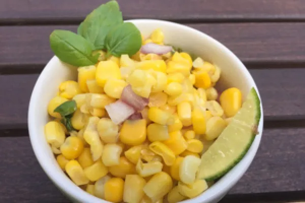Maissalade met verse basilicum en citroen