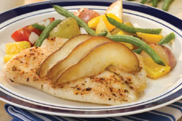 Makkelijke ovenpakketjes met Caribische tilapia, peren en carnavals-geroosterde aardappelen
