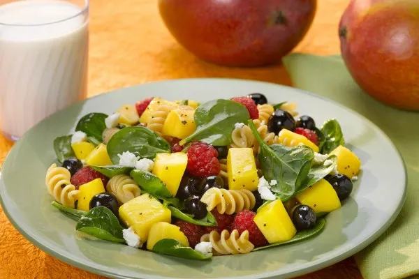 Mango-bessensalade met rotini