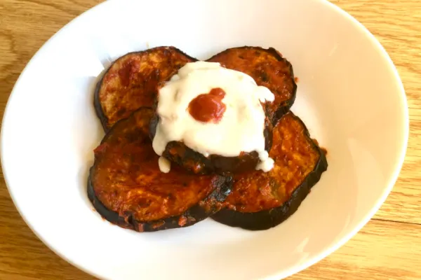 Mediterrane geroosterde aubergine met tomatensaus