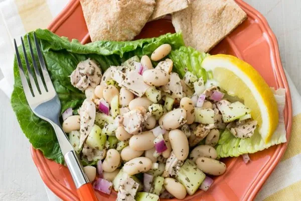 Mediterrane salade met kip en witte bonen