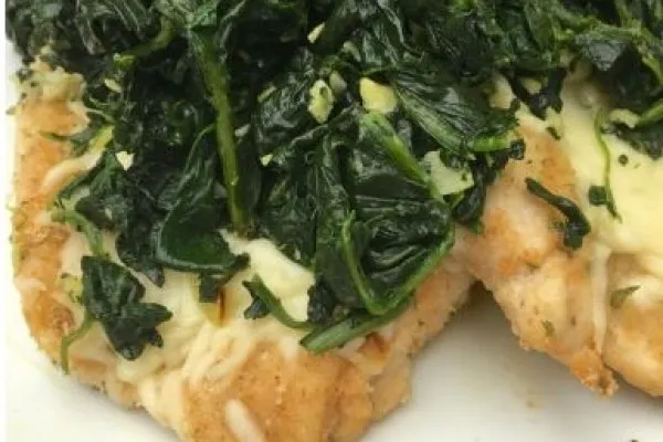 Mozzarellakip met knoflookspinazie