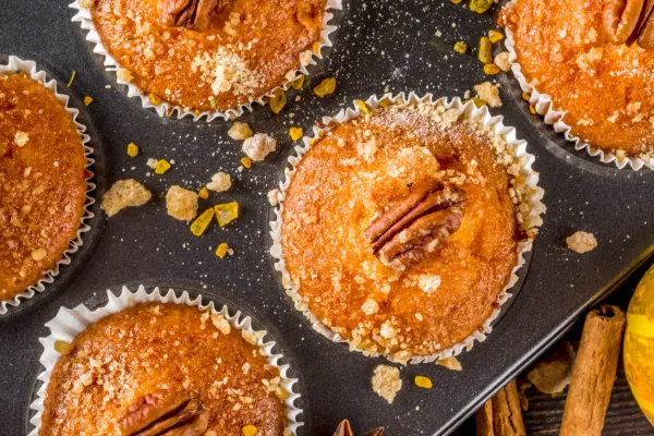 Muffins met kaneelsuiker, pompoen en pecannoten