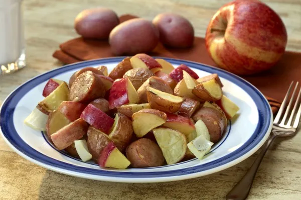Ovenschotel met geroosterde aardappels, appels en kipworst