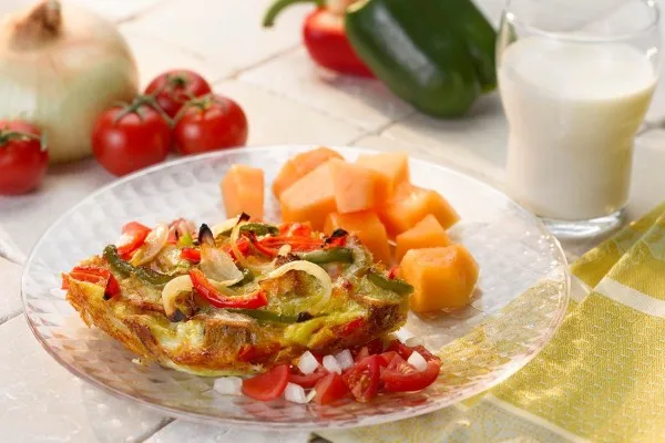 Ovenschotel met paprika en vidalia-ui, met verse salsa