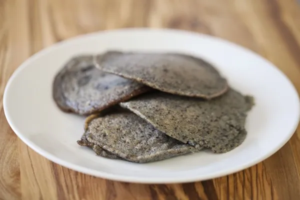 Pannenkoeken van blauwe maïsmeel