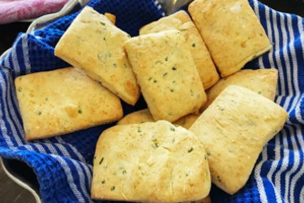 Parmezaan-bieslookbroodjes