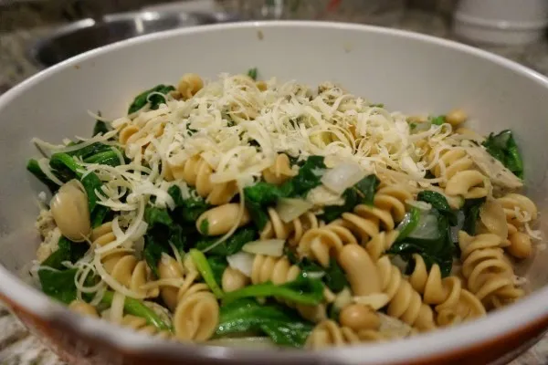 Pasta met groenten, bonen en kip