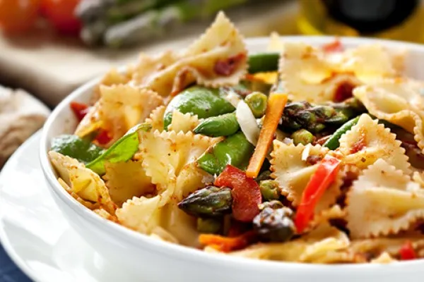 Pasta primavera in spaghettisaus