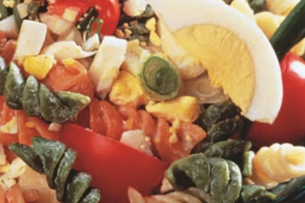 Pastasalade met kruidenvinaigrette