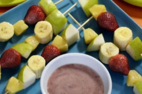 Perenspiesjes met aardbeiendipsaus