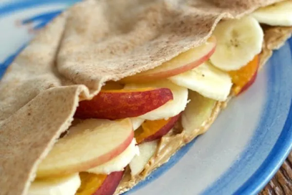 Perzikpitabroodjes met pindakaas