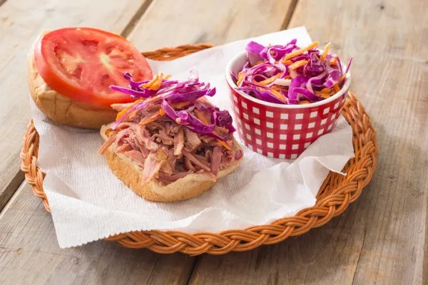 Pulled pork sandwich met rodekool en wortelsalade