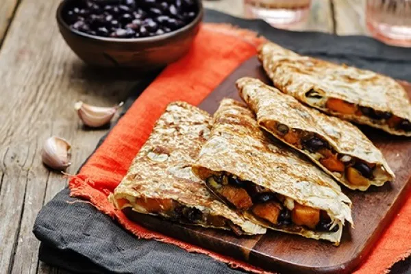 Quesadilla's met zwarte bonen en zoete aardappel