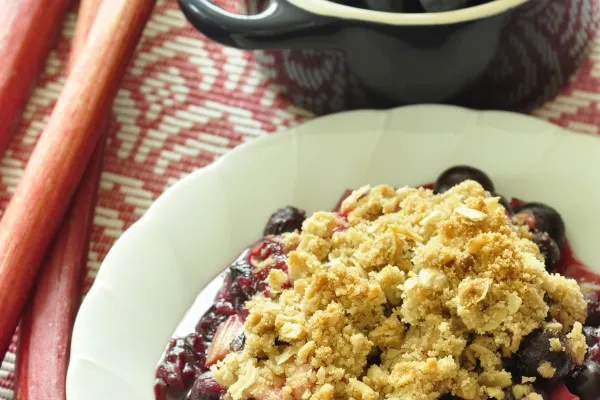Rabarber-bosbessencrumble