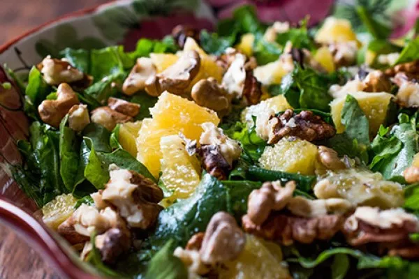 Salade met ananas, noten en rozijnen