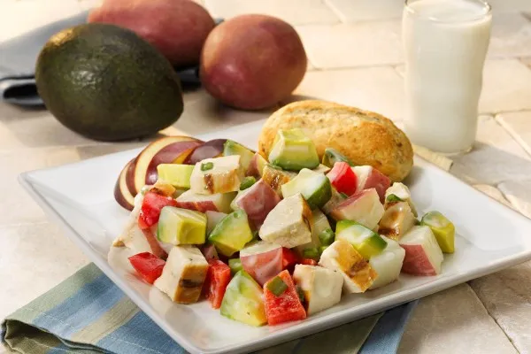 Salade met avocado, aardappel en gegrilde kip