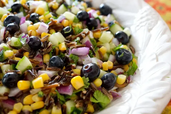 Salade met maïs, blauwe bessen en wilde rijst
