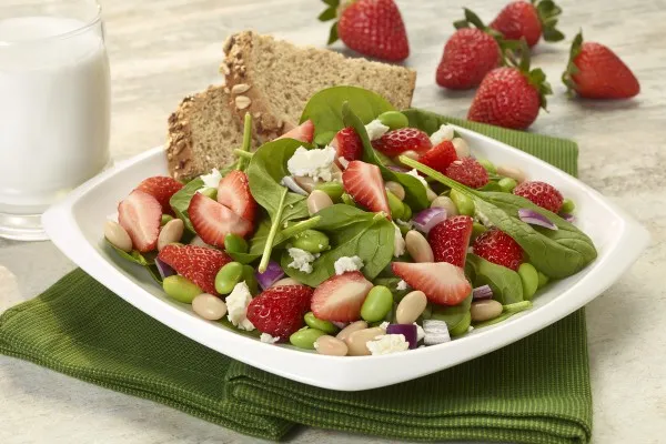 Salade van aardbeien, witte bonen en edamame